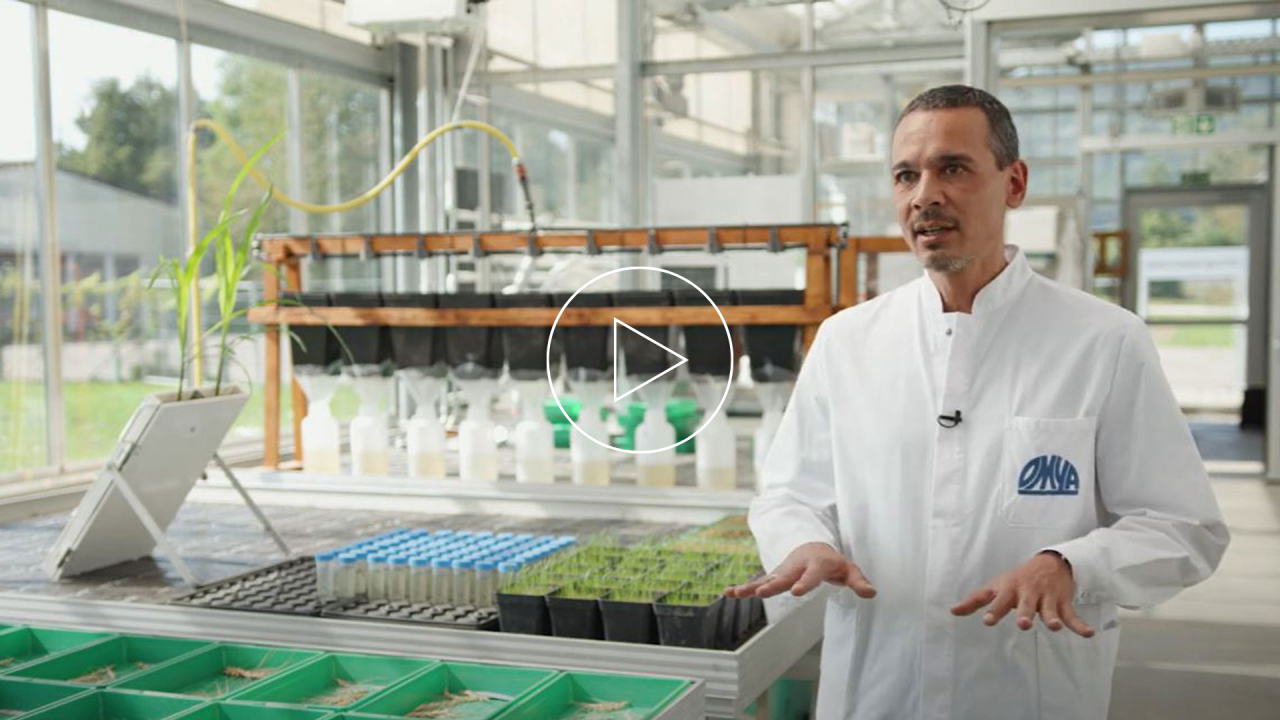 Laboratory technician in Omya's Crop Center