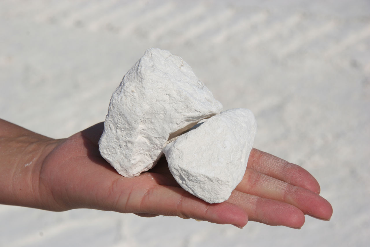 Hand holding rocks 