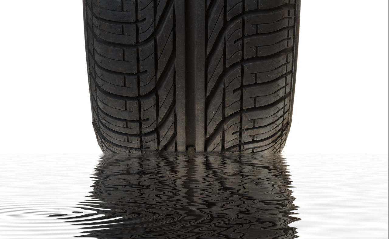 Autoreifen mit Profil Aquaplaning